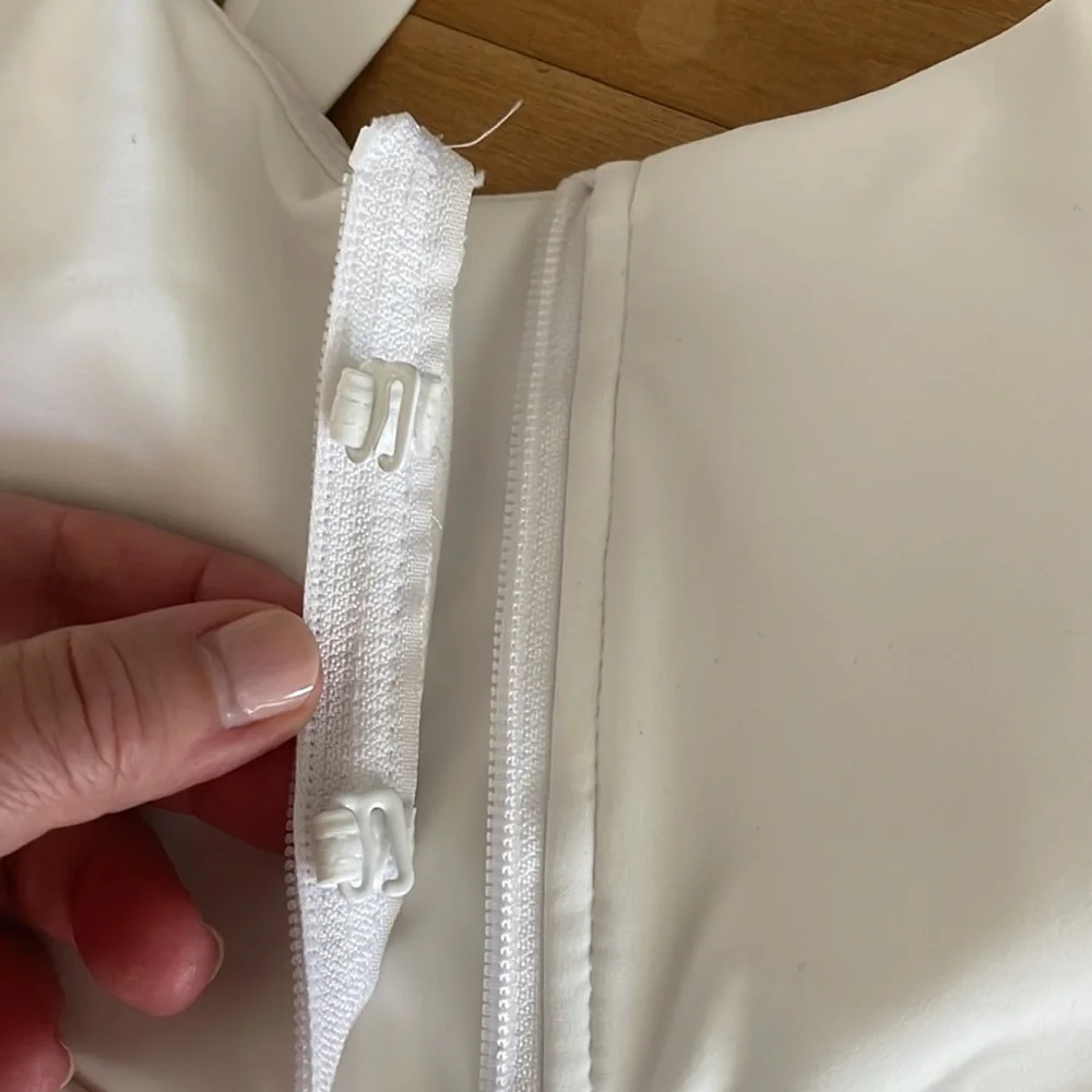White Front Zip Sports BRA by Cordaw. High Support. Removable pads. Size L. New! - Picture 9 of 9